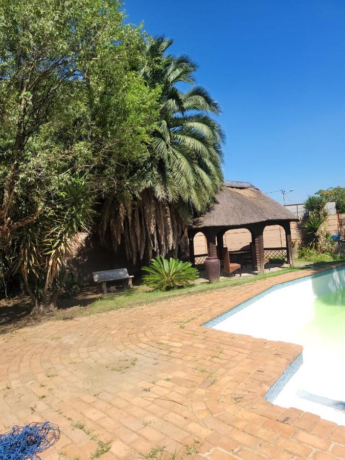 Guest House Florida Lake Roodepoort Extérieur photo